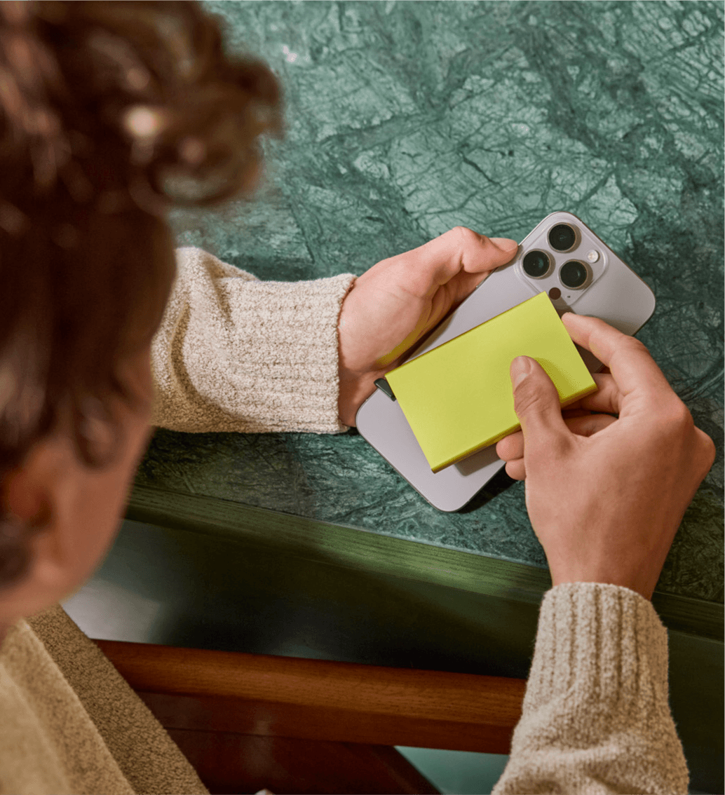 Real life image of the cardprotector-for-magsafe-lime wallet