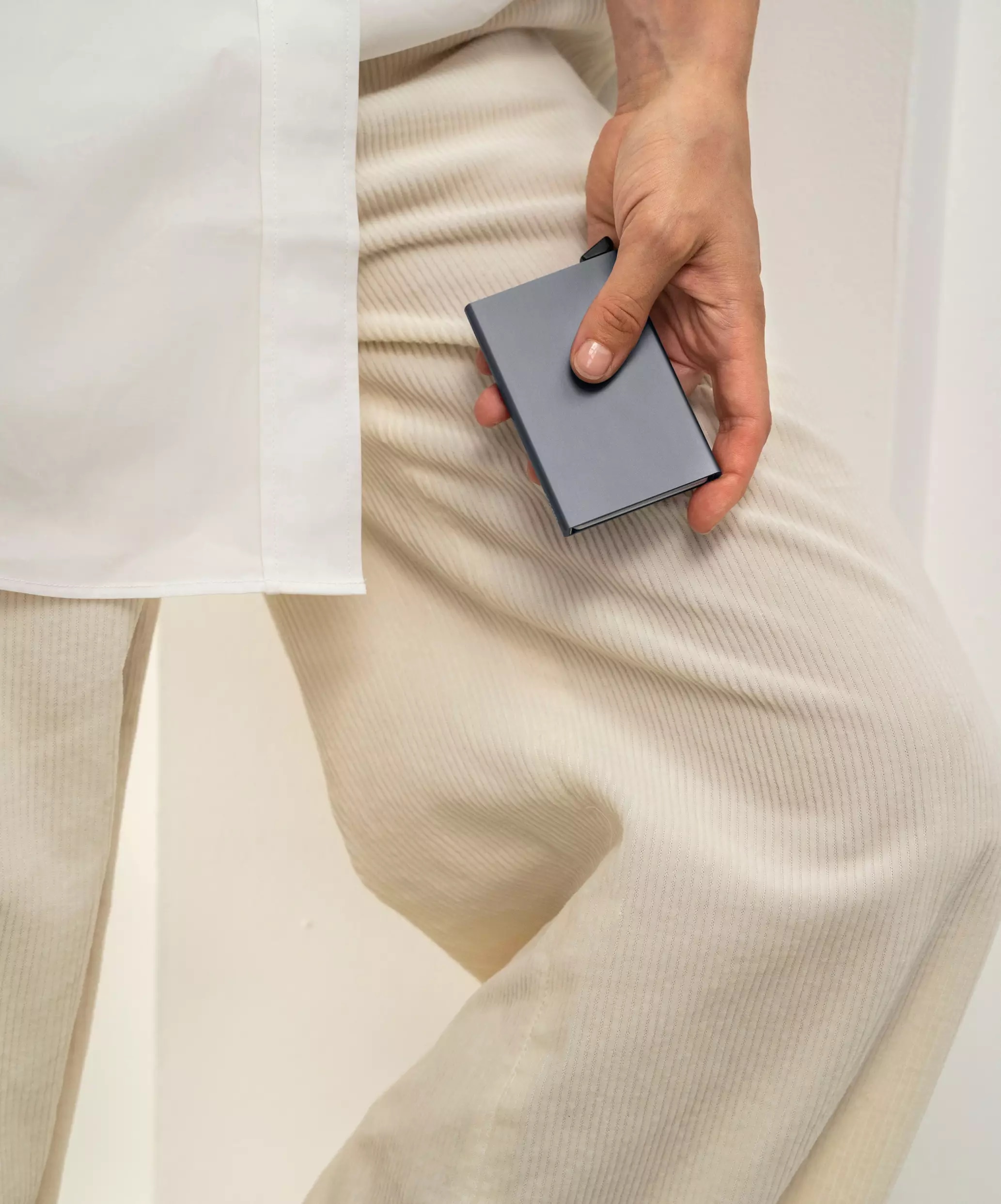 Real life image of the cardprotector-titanium wallet