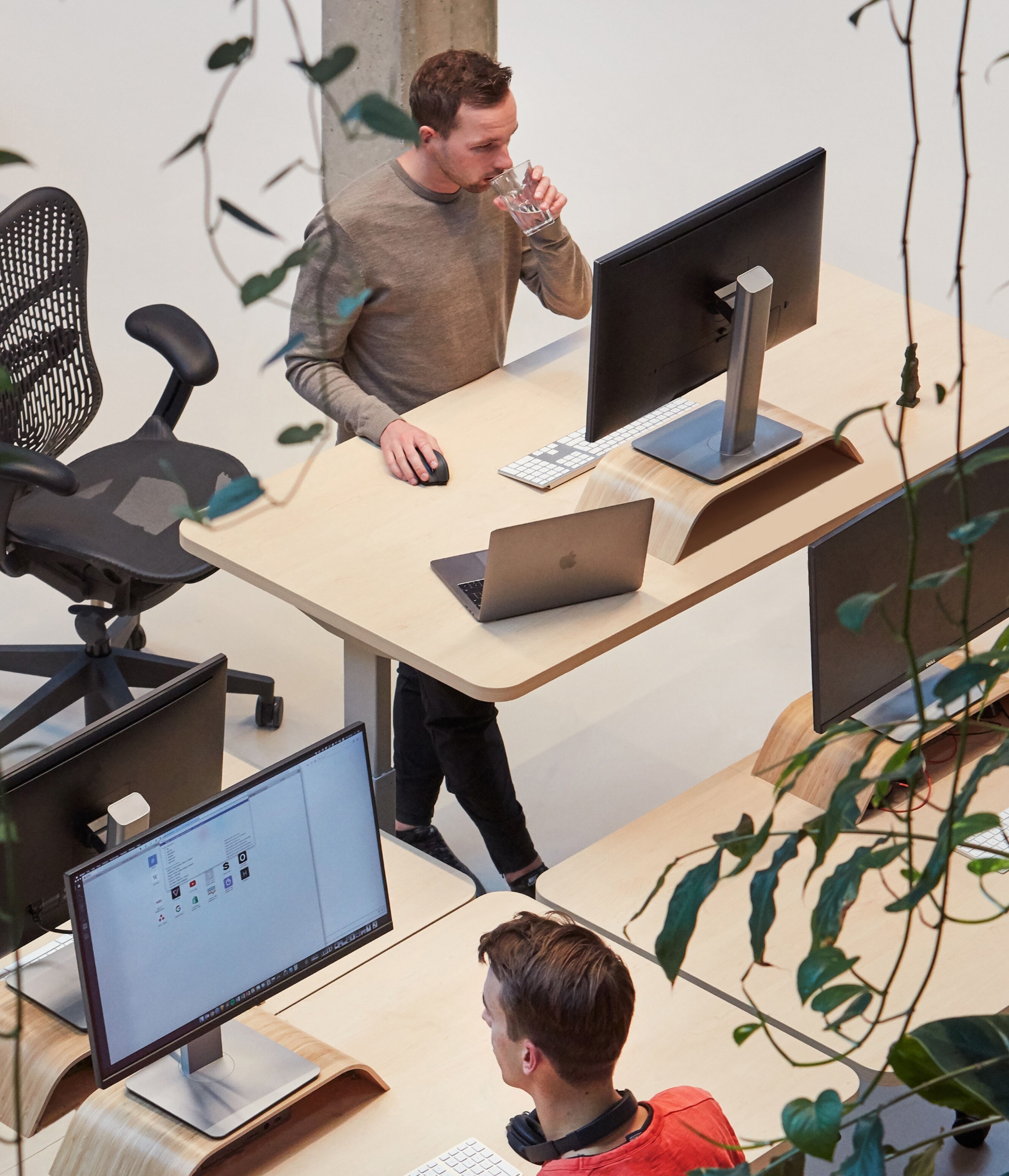 Two guys working on his computers at Secrid office