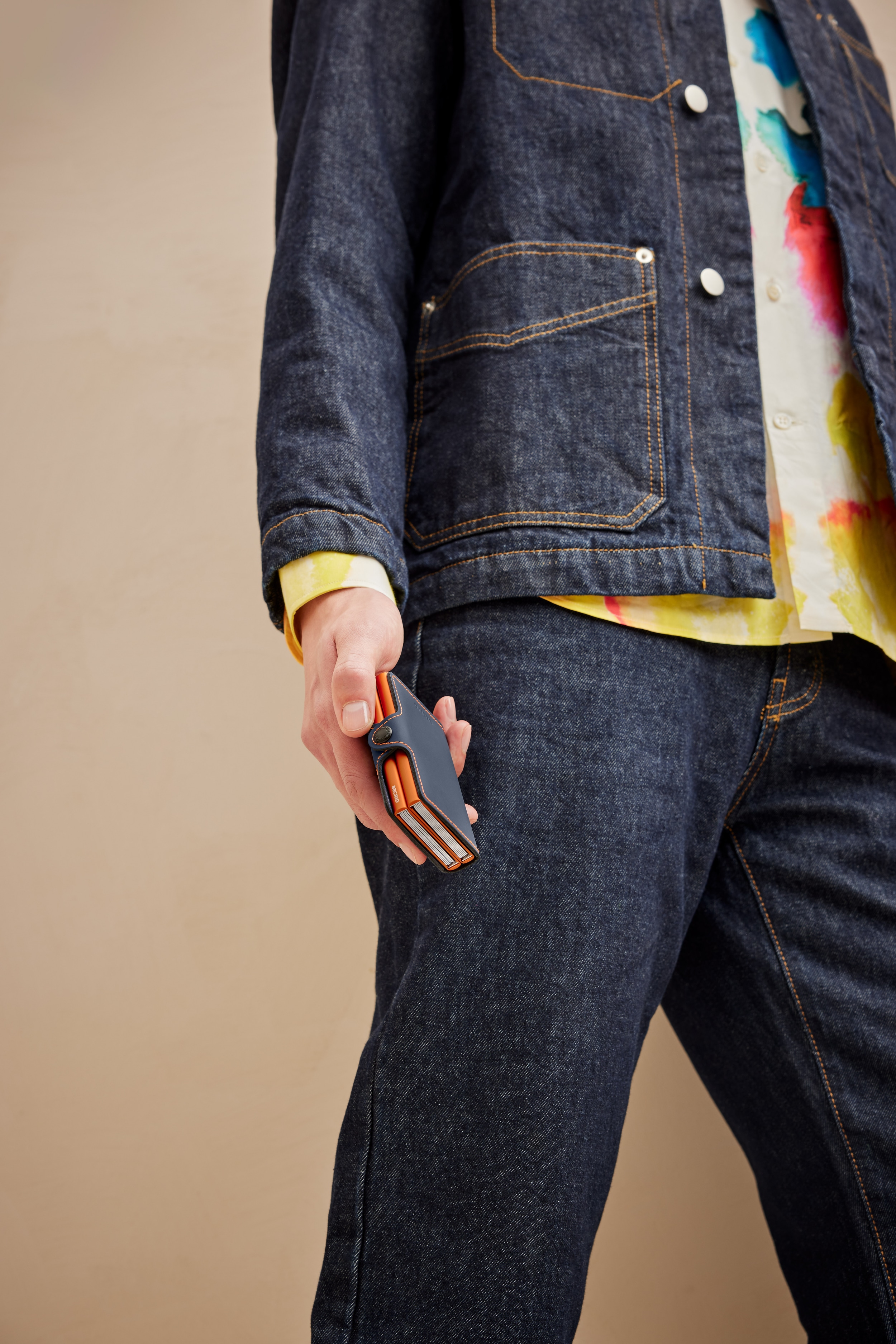 Real life image of the twinwallet-matte-nightblue-orange wallet